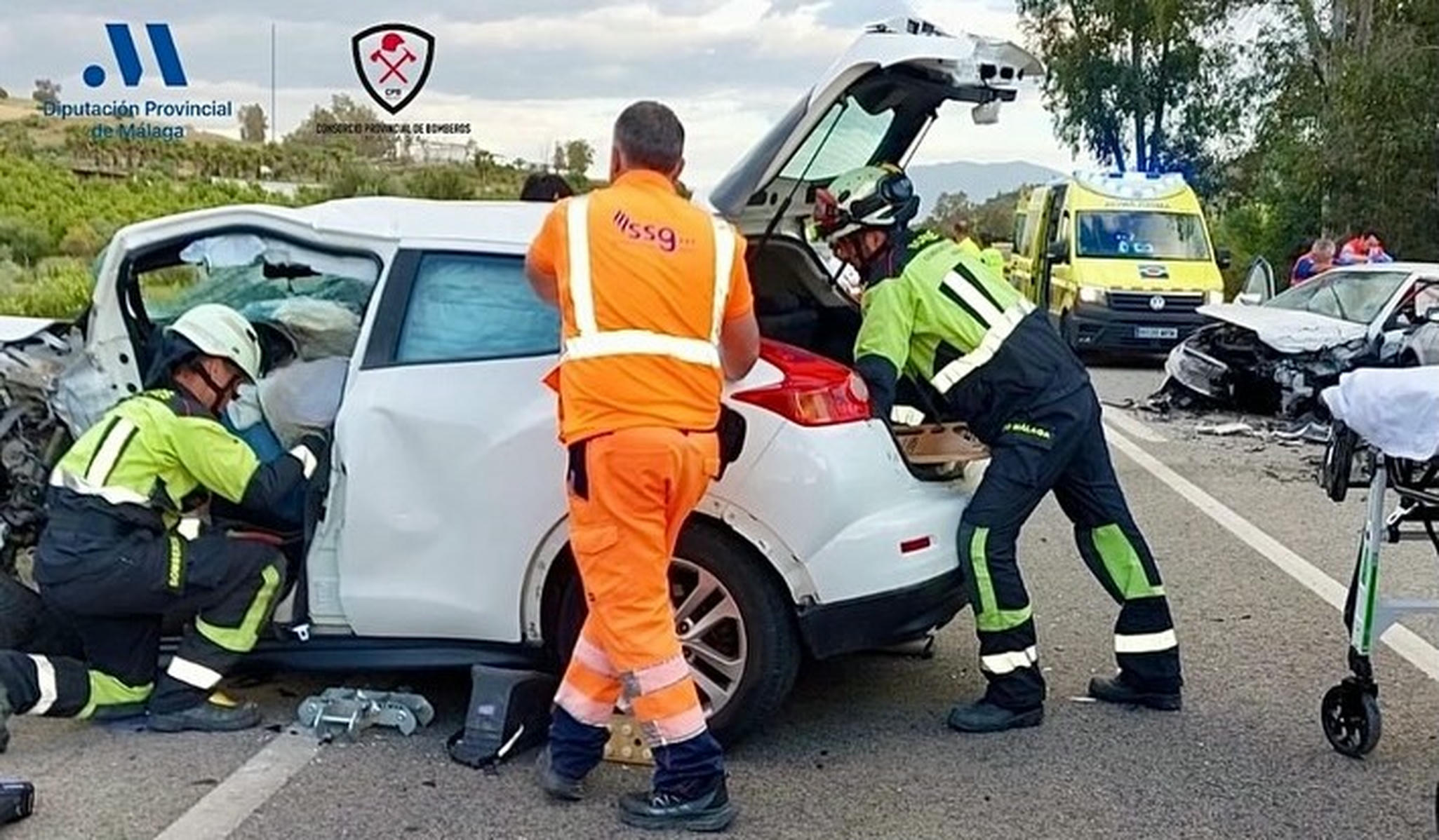 Bomberos de Málaga intervienen en un accidente con tres turismos y una moto implicados 