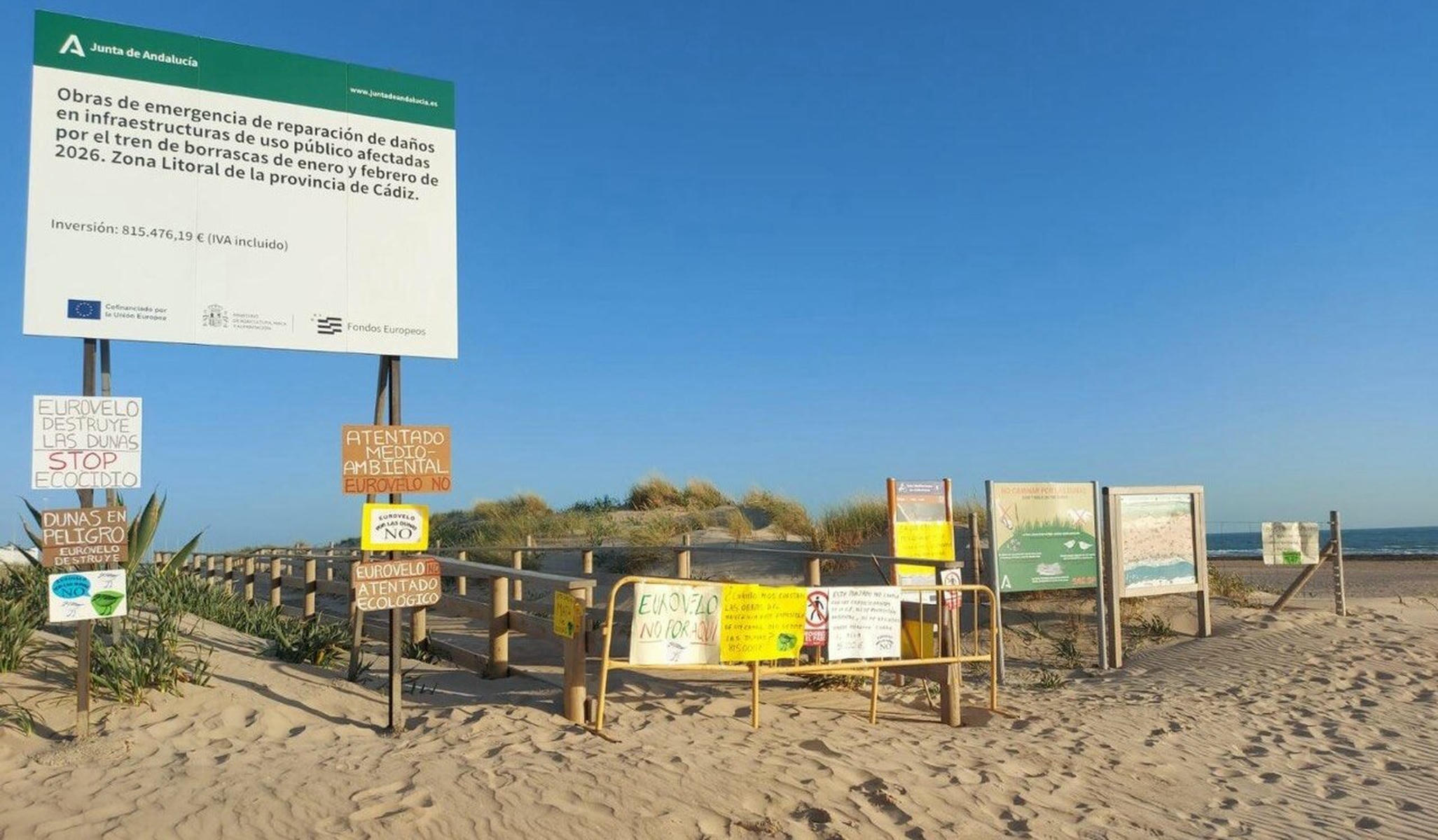 Dunas, maquinaria y gasto público en la playa de Cortadura: la nueva denuncia contra el carril EuroVelo de Cádiz