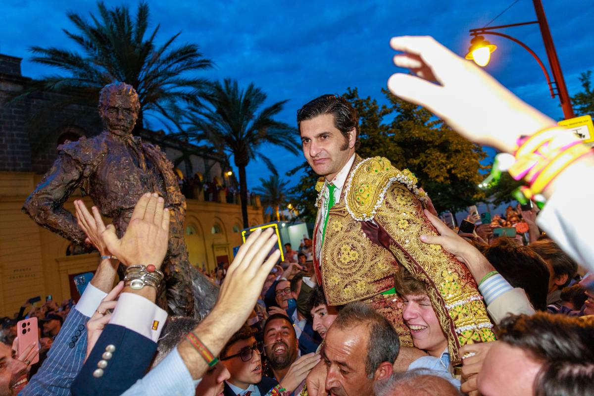 Morante de la Puebla, tras salir por la puerta en Jerez, junto al monumento a Rafael de Paula. - JUAN CARLOS TORO
