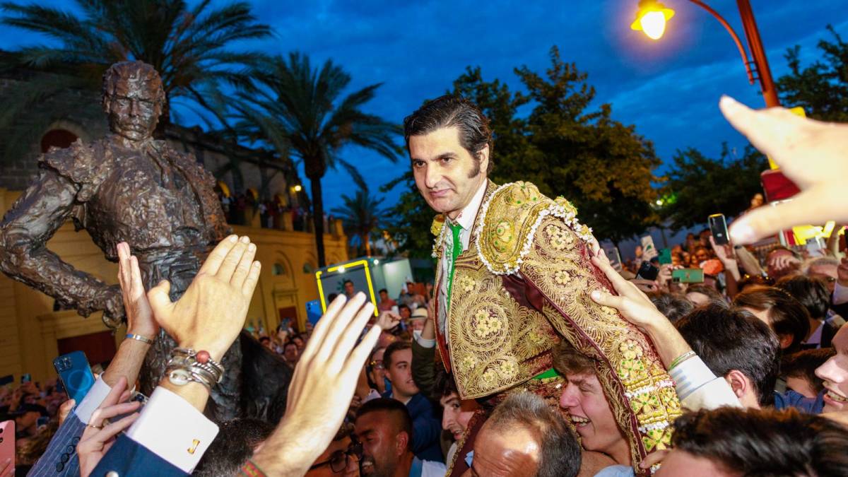 Imagen histórica en Jerez: una marea humana saca a hombros a Morante para tocar el monumento a Paula