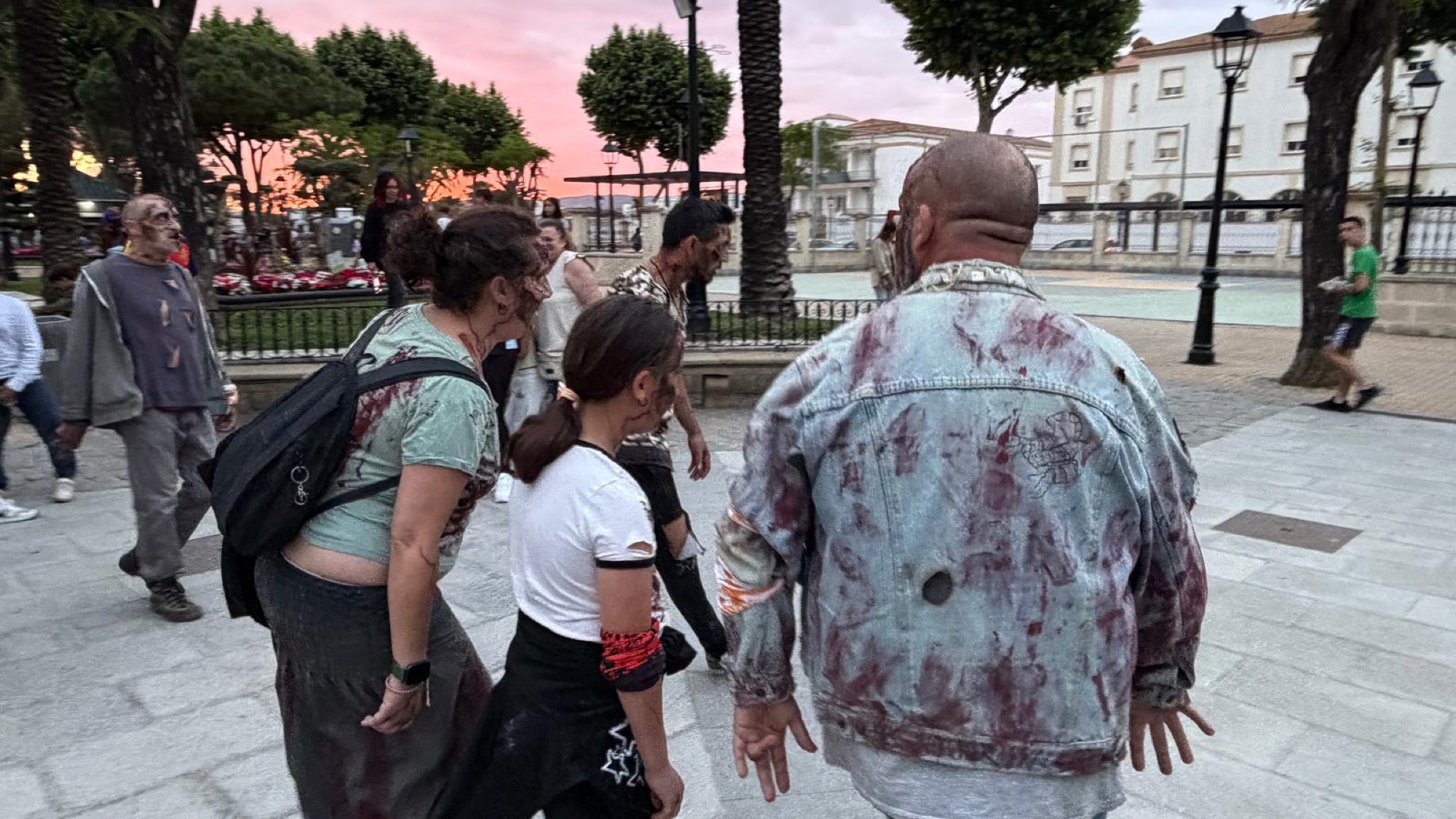 300 participantes huyen de los muertos vivientes en el 'Survival Zombie' de San Roque