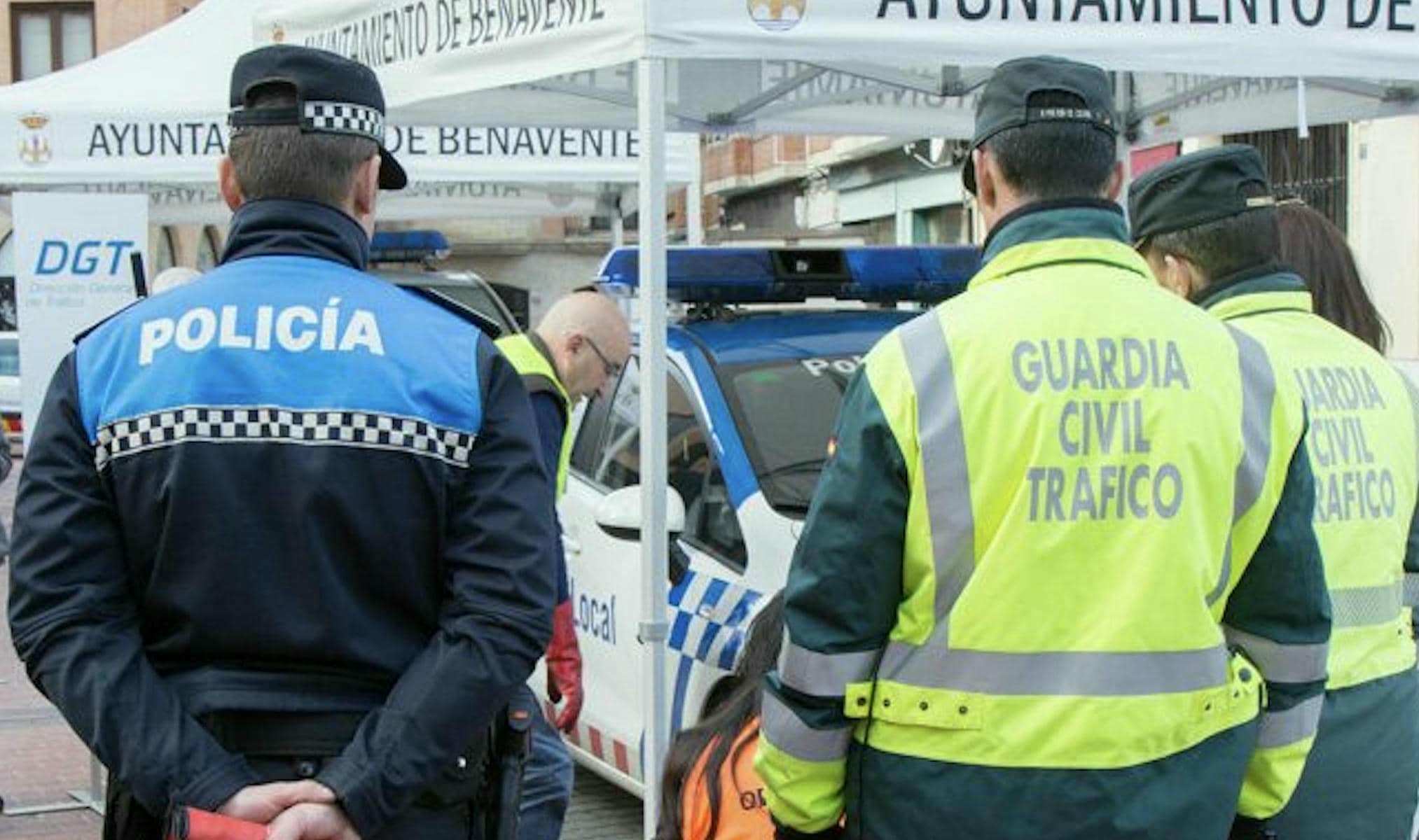 Un agente de la Policía y otro de la Guardia Civil en un operativo. - 