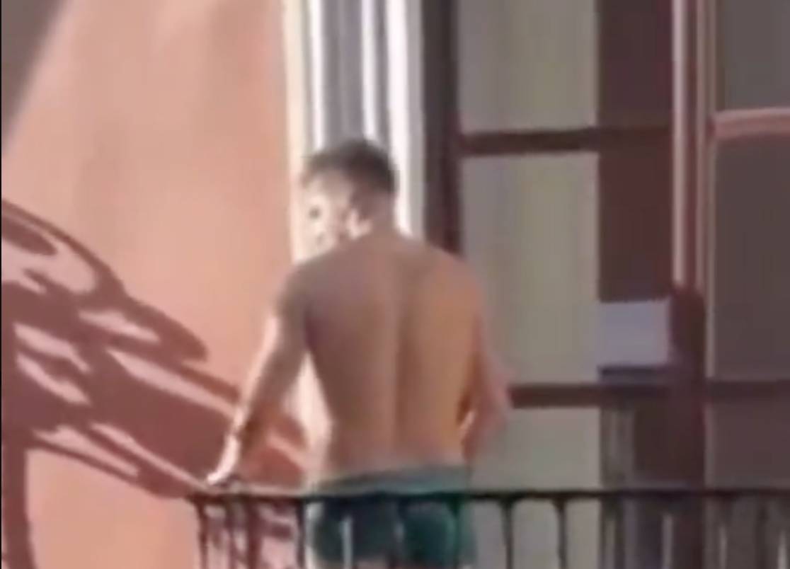 Multan a un turista con 300 euros por orinar desde el balcón de un hostel de Sevilla: su orín cayó sobre un matrimonio con bebés