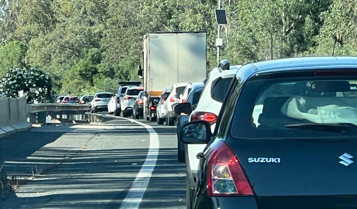Hora y media para llegar a Sevilla desde Jerez por la AP-4: tráfico lento en 17 kilómetros