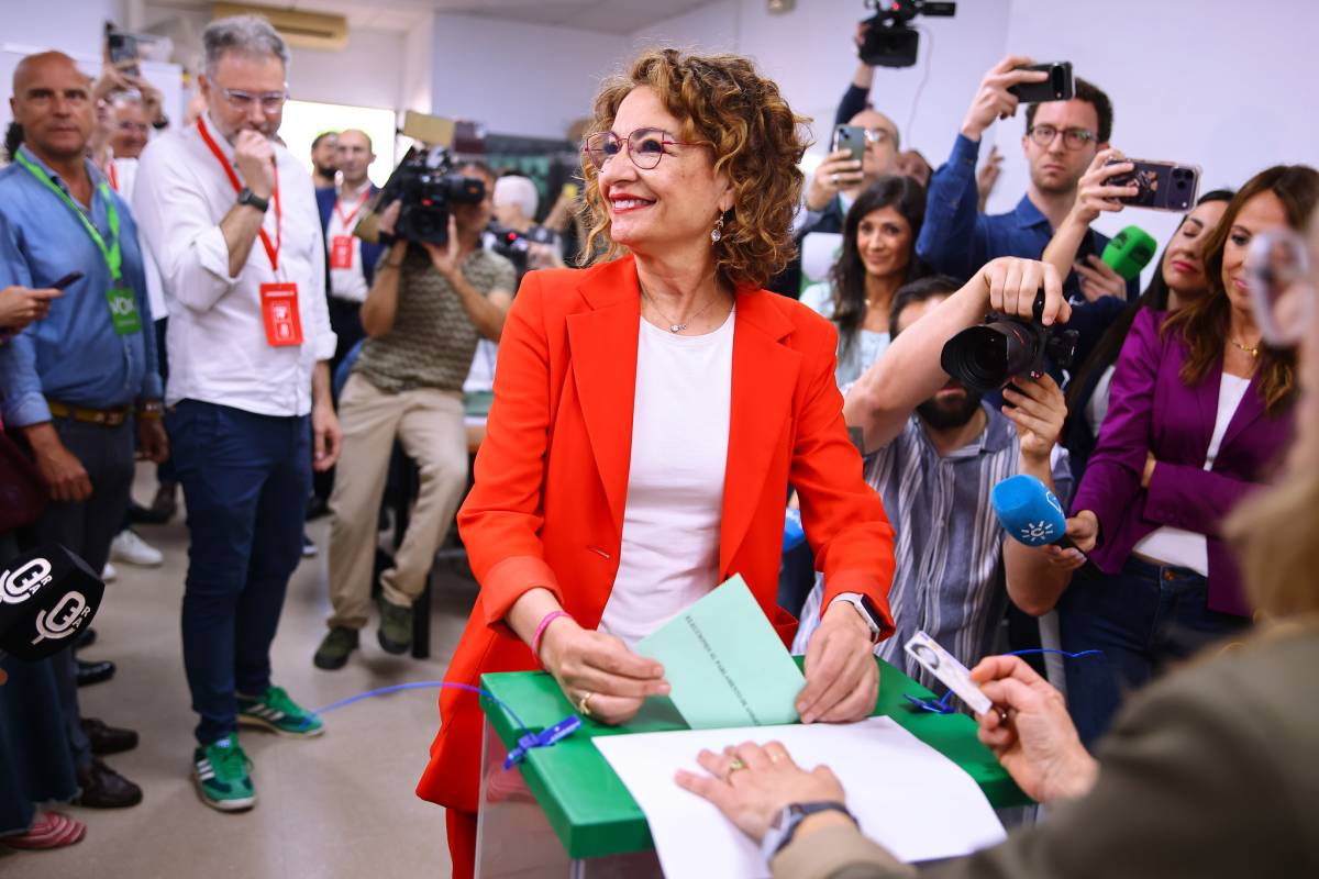 María Jesús Montero ejerciendo su derecho al voto. - PSOE-A María Jesús Montero ejerciendo su derecho al voto.