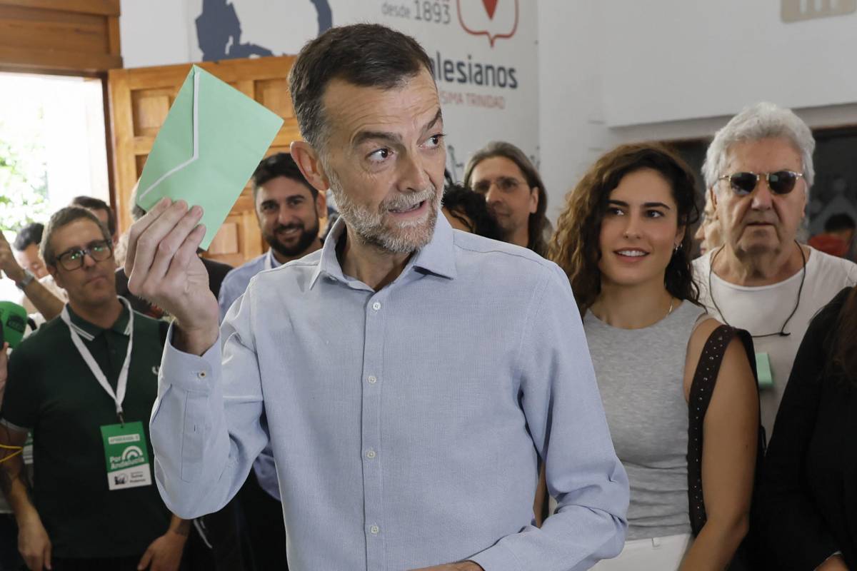 Maíllo ha votado en Sevilla. - JOSÉ MANUEL VIDAL / EFE Maíllo ha votado en Sevilla.