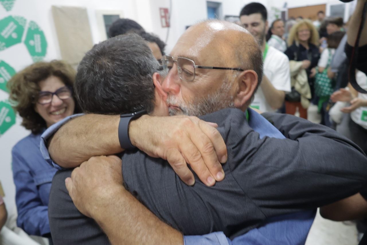 Abrazo de José Ignacio García en la noche electoral.