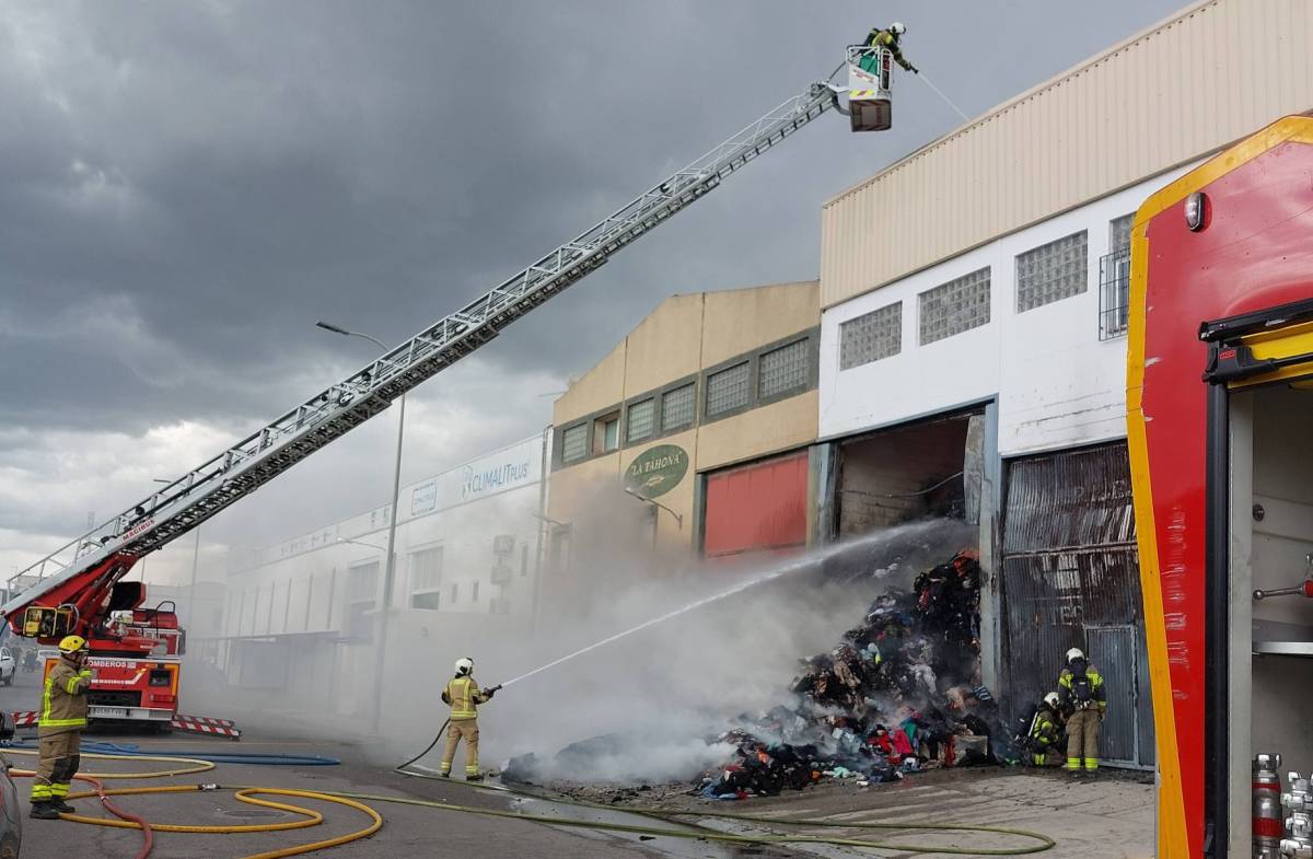 Interrumpida la circulación de trenes por un incendio en un polígono industrial de Granada