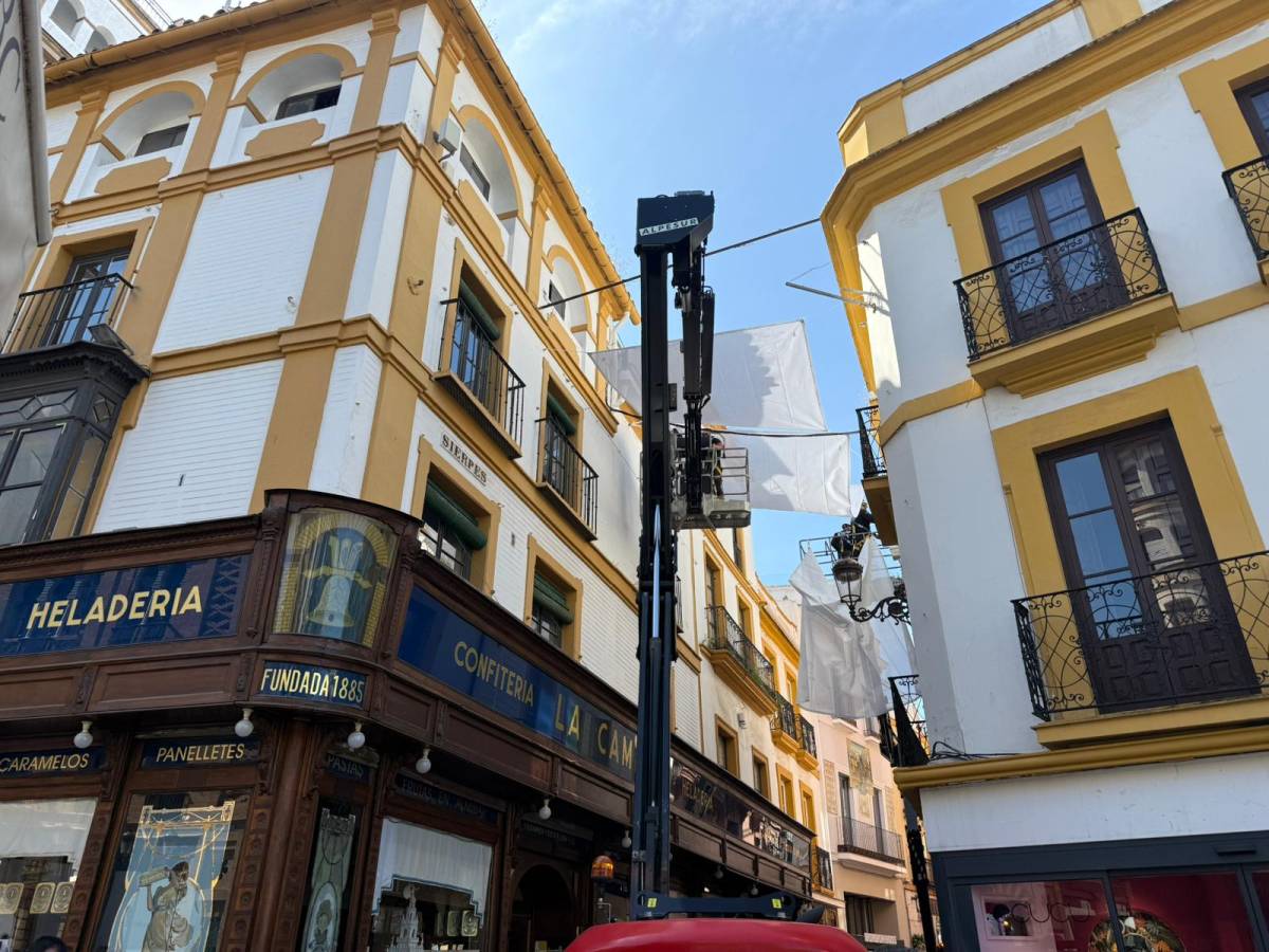 Las 30 calles y plazas de Sevilla (con novedades) que tendrán toldos este verano, y que ya han empezado a instalarse