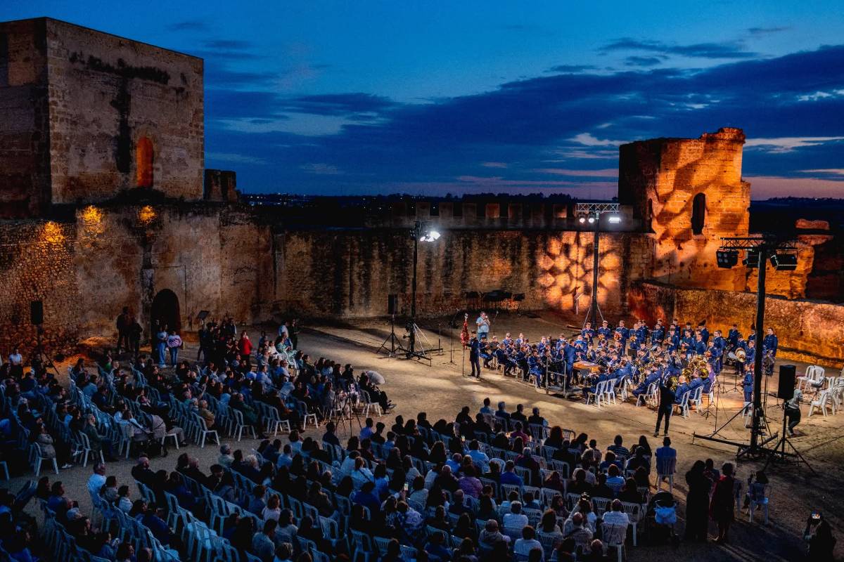 Noche histórica en el Castillo de Alcalá de Guadaíra: rumbas y pasodobles de dos bandas unidas por primera vez