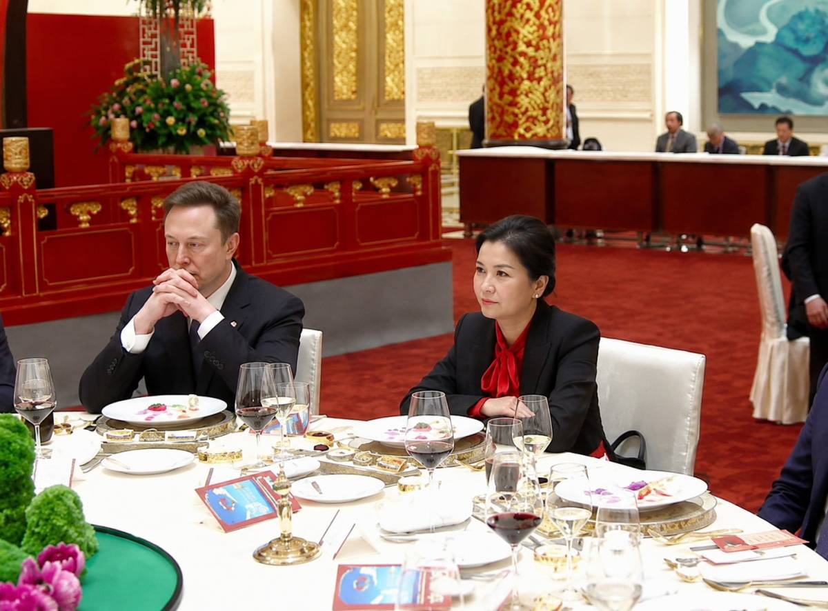 Zhou Qunfei en una fotografía junto a Elon Mask. - 