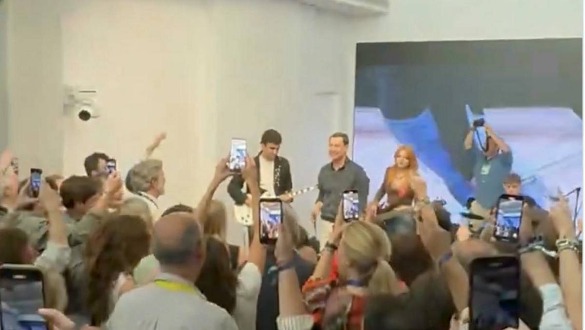 Moreno cerró la noche electoral cantando su himno de campaña en la sede del PP de Sevilla