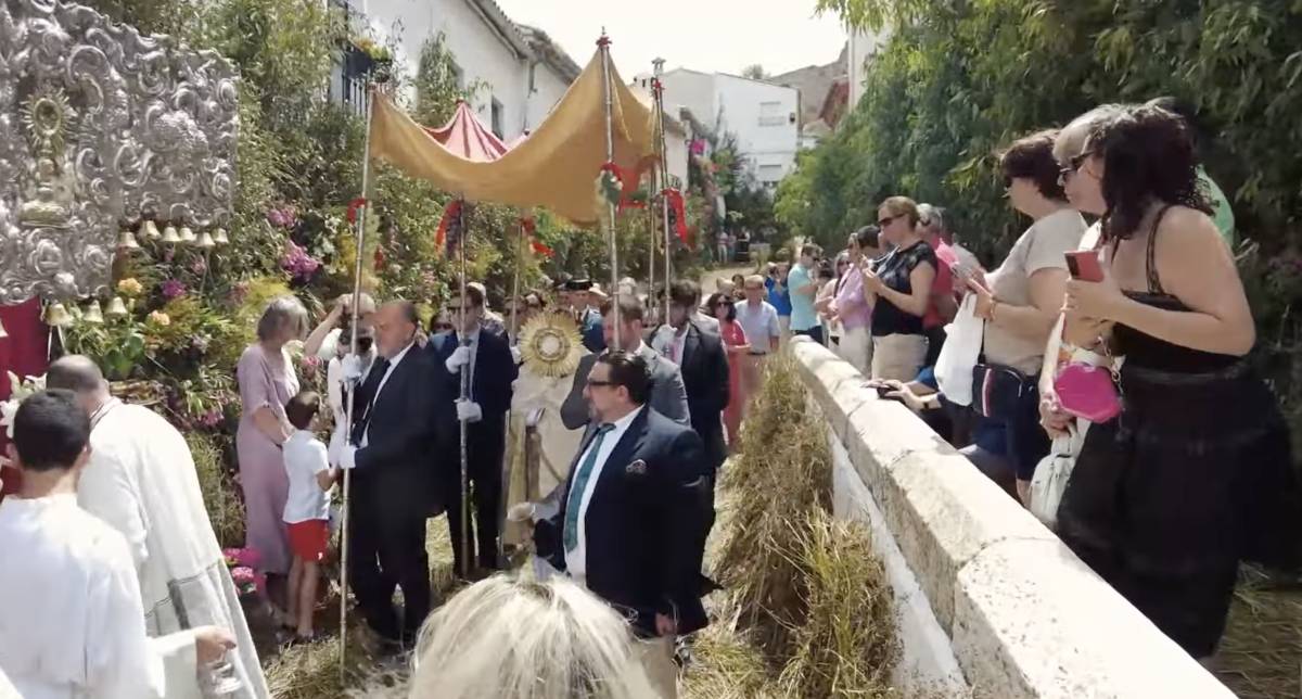 Zahara de la Sierra celebra su Corpus Christi 2026 con alfombras florales, procesiones, cachiporras y música