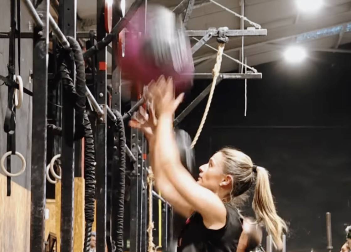 Una persona practicando crossfit.