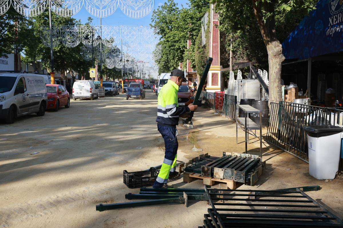 Trabajadores, en el desmontaje de la Feria.