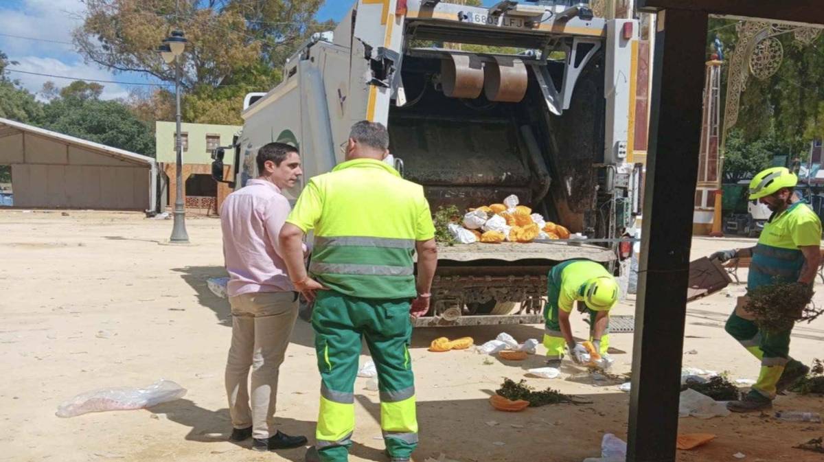 Operarios de Jerez UTE, recogiendo farolillos del Real.