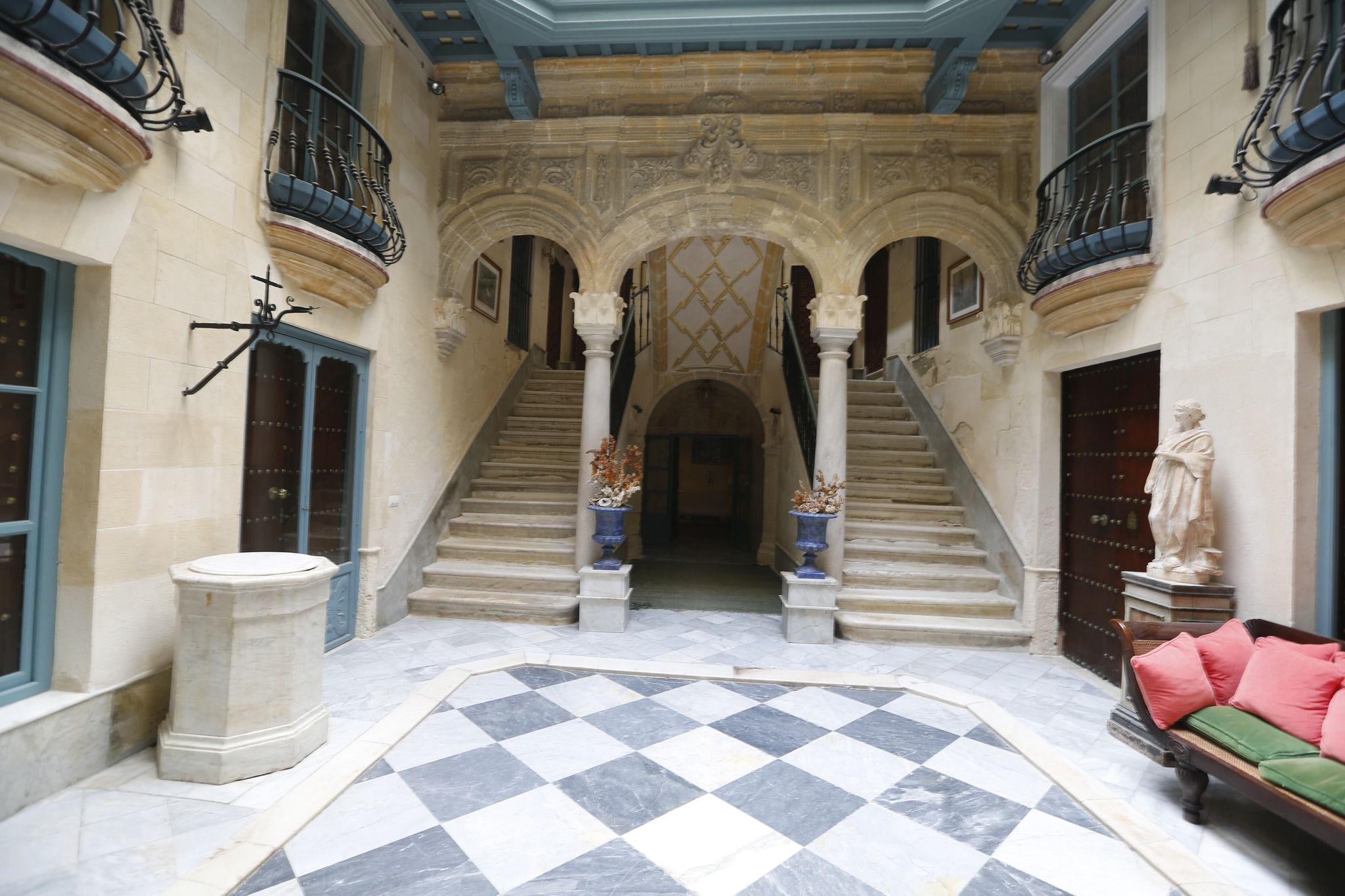 Excepcional patio de la casa en el centro histórico de Cádiz que ha salido a la venta. - 