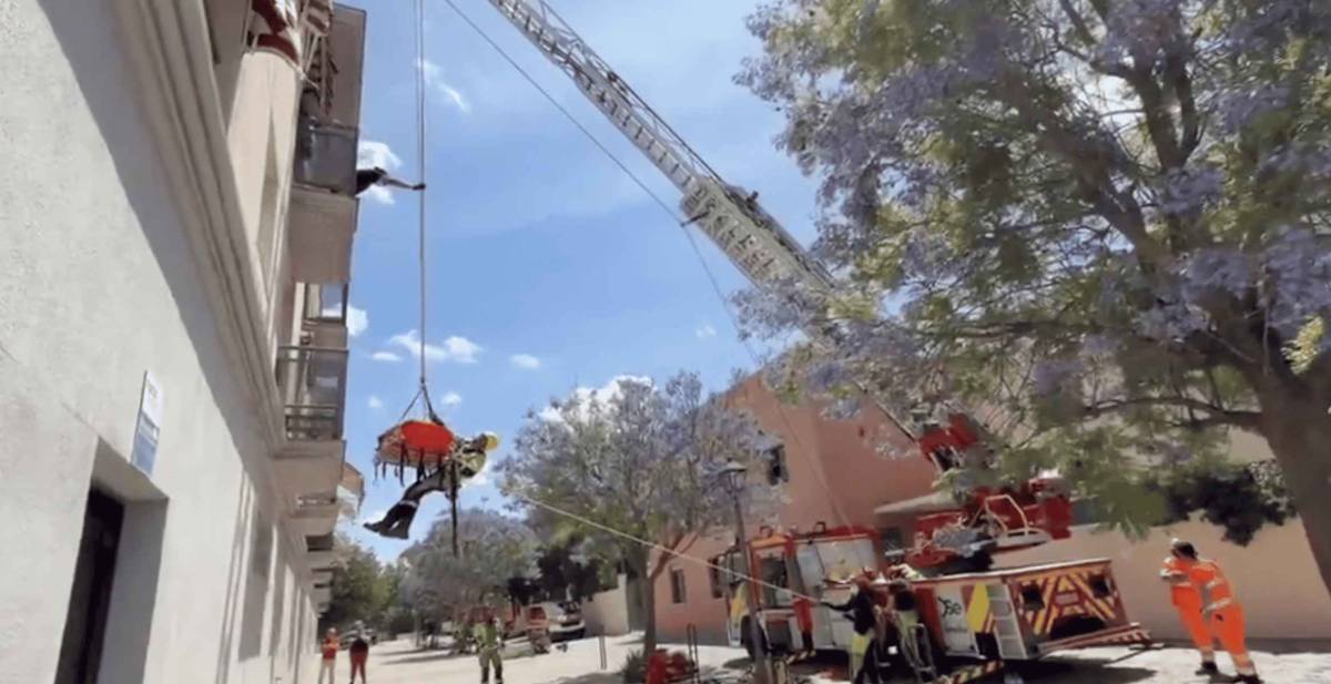 Así ha sido la compleja evacuación por el balcón de un vecino de Écija tras sufrir una caída en su vivienda