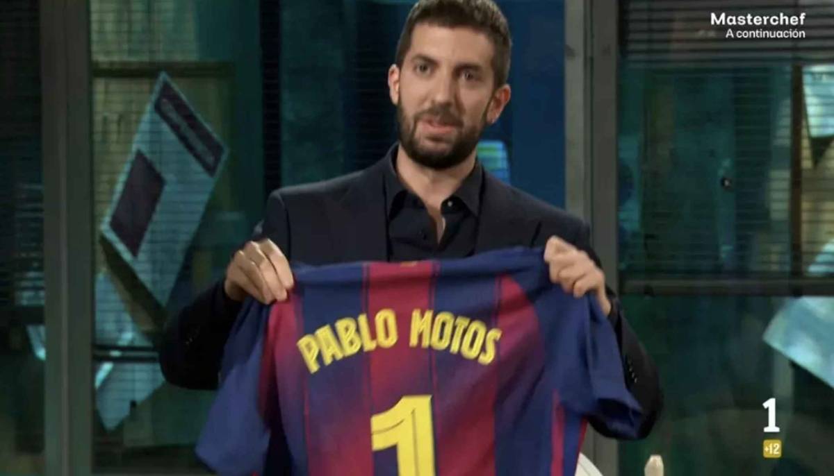 Broncano, mostrando la camiseta que le ha regalado Araujo.