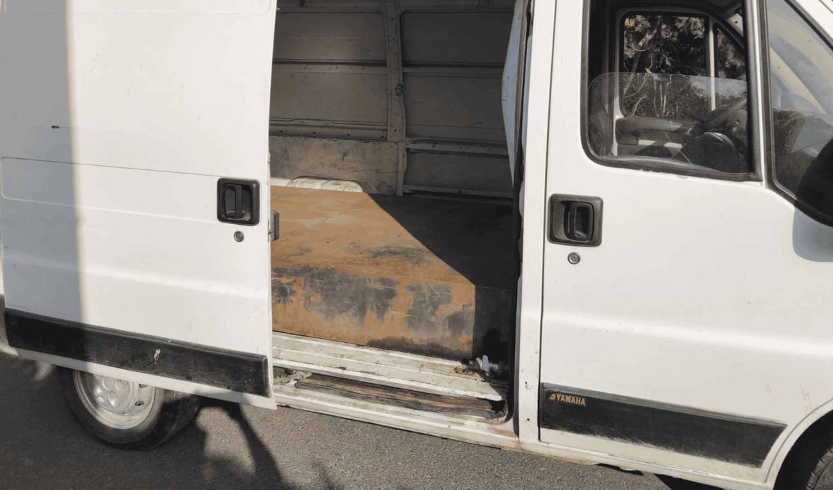 Fuga temeraria en Sanlúcar con una furgoneta con doble fondo para almacenar gasolina para los narcos