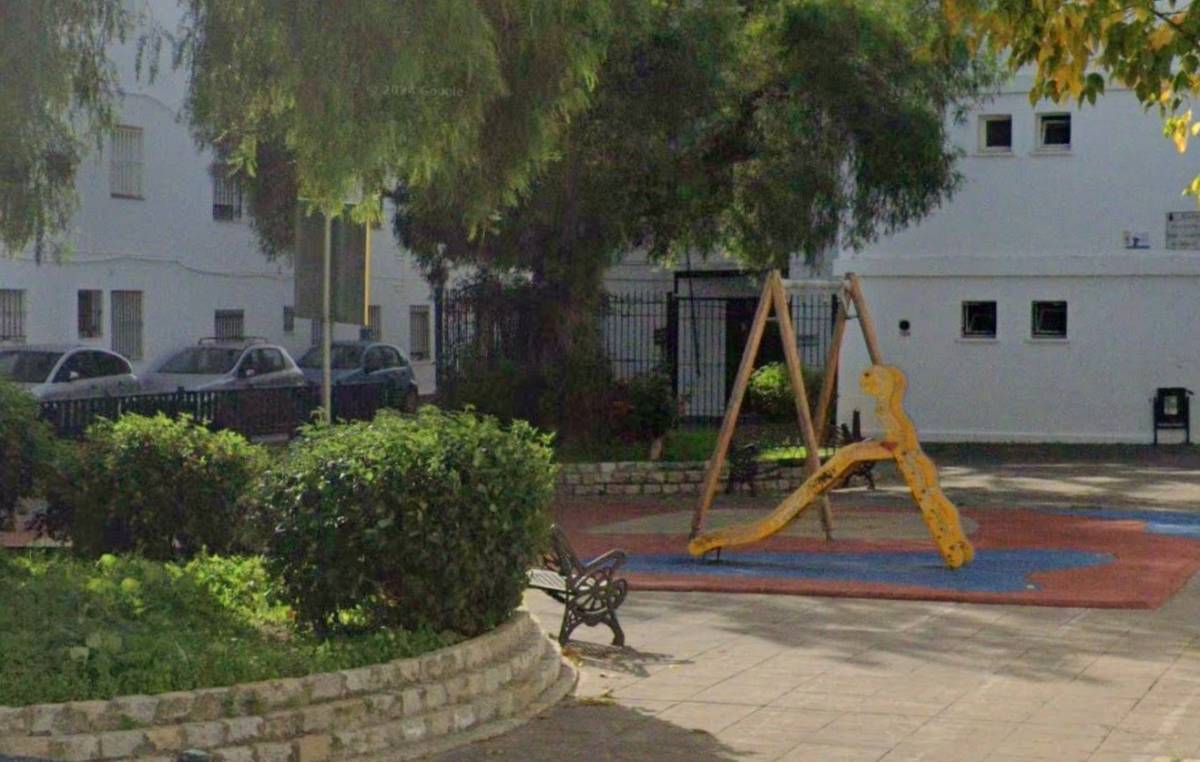 Doce desalojados y un joven hospitalizado además de otros dos afectados por un incendio en Conil debido a una moto