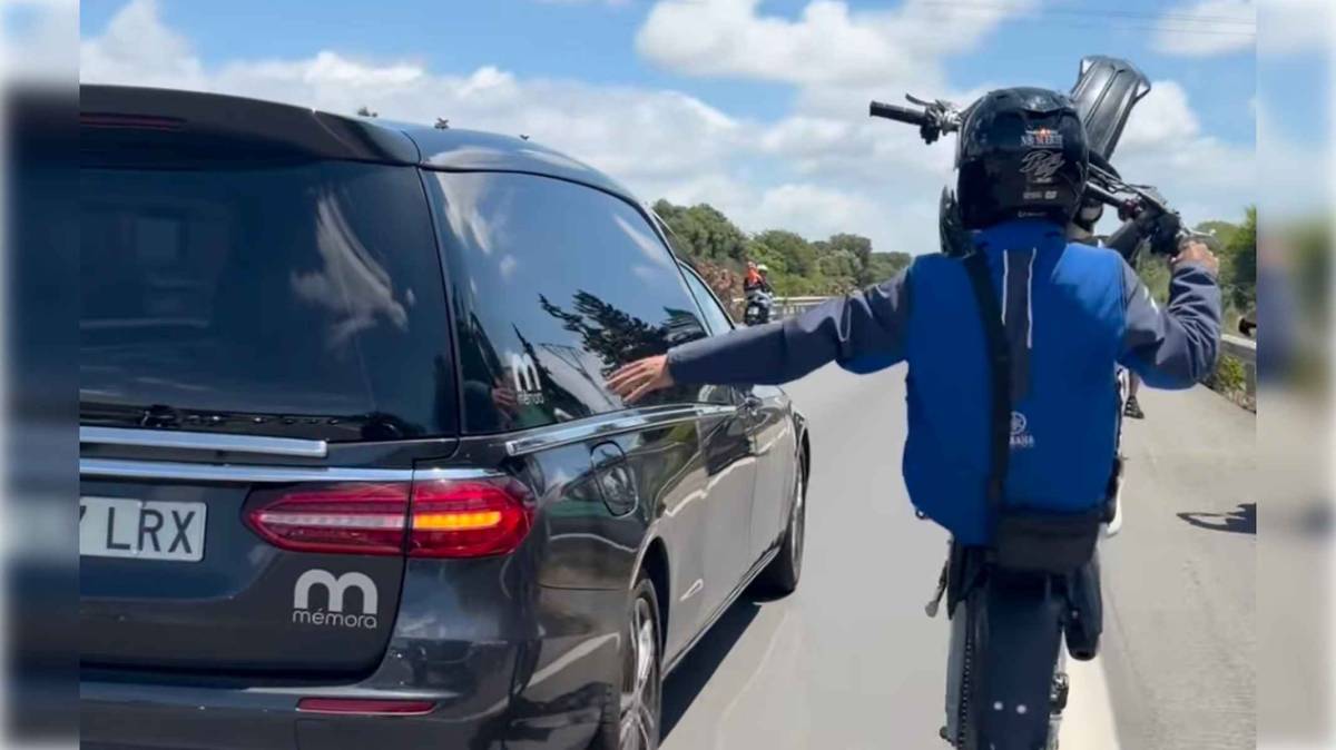 El adiós a un joven fallecido en Chiclana: escoltan el coche fúnebre haciendo caballitos 
