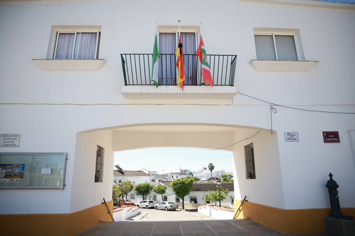 Dos jóvenes en un coche blanco intentan robar a una vecina en Estella del Marqués
