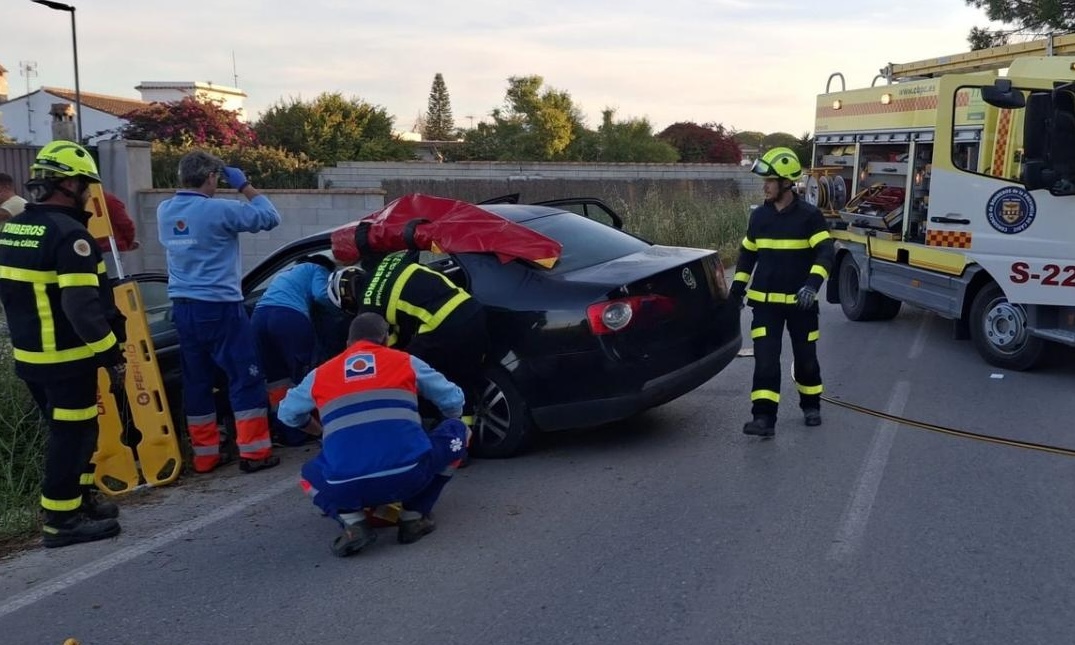 Servicios de emergencias atienden en el lugar del accidente en Conil.