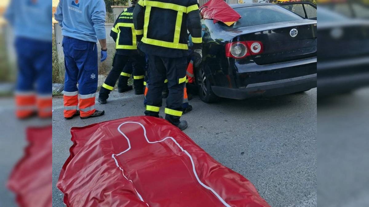 Fallece una mujer y otra resulta herida tras chocar el coche en el que viajaban contra una arqueta de hormigón en Conil