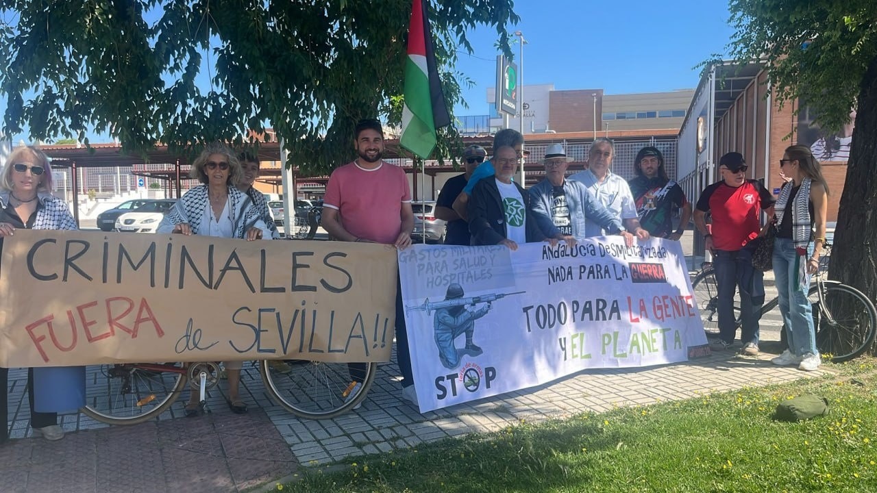 Sevilla acoge la mayor feria aeroespacial del sur de Europa entre protestas contra la industria armamentística