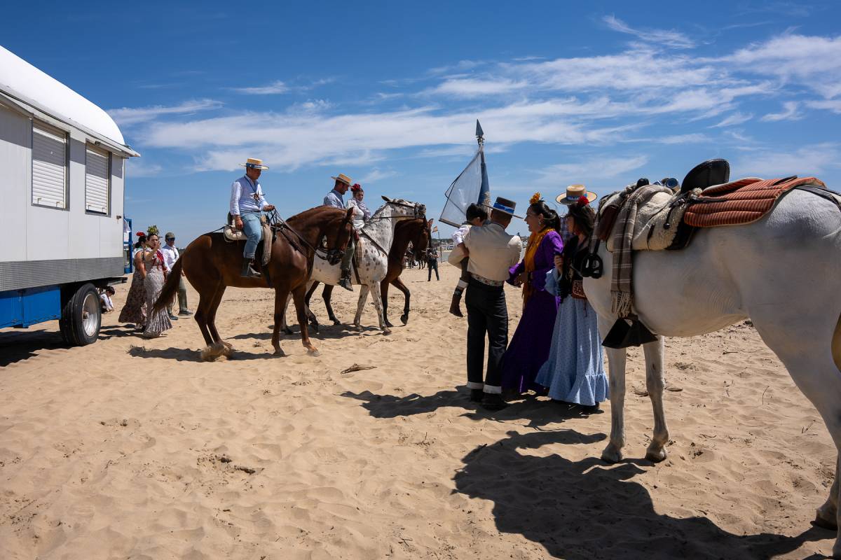 Cádiz cruza hacia Doñana: fe, salves y alegría en la llegada a Bajo de Guía