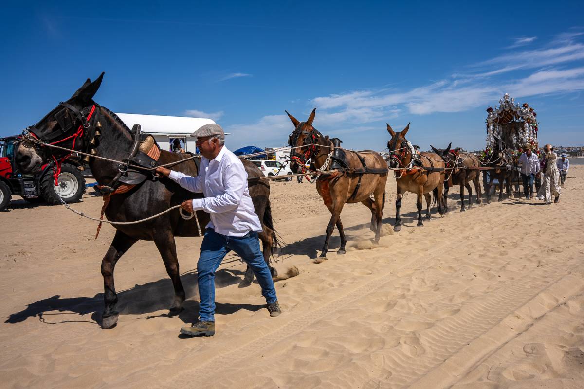 Cádiz cruza hacia Doñana: fe, salves y alegría en la llegada a Bajo de Guía - José Maria Reyna