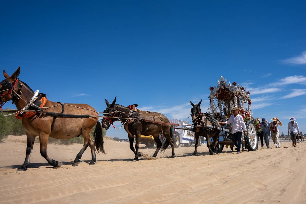 Cádiz cruza hacia Doñana: fe, salves y alegría en la llegada a Bajo de Guía - José Maria Reyna