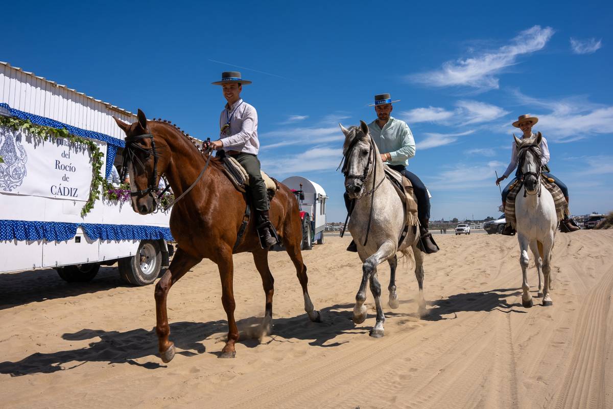 Cádiz cruza hacia Doñana: fe, salves y alegría en la llegada a Bajo de Guía - José Maria Reyna