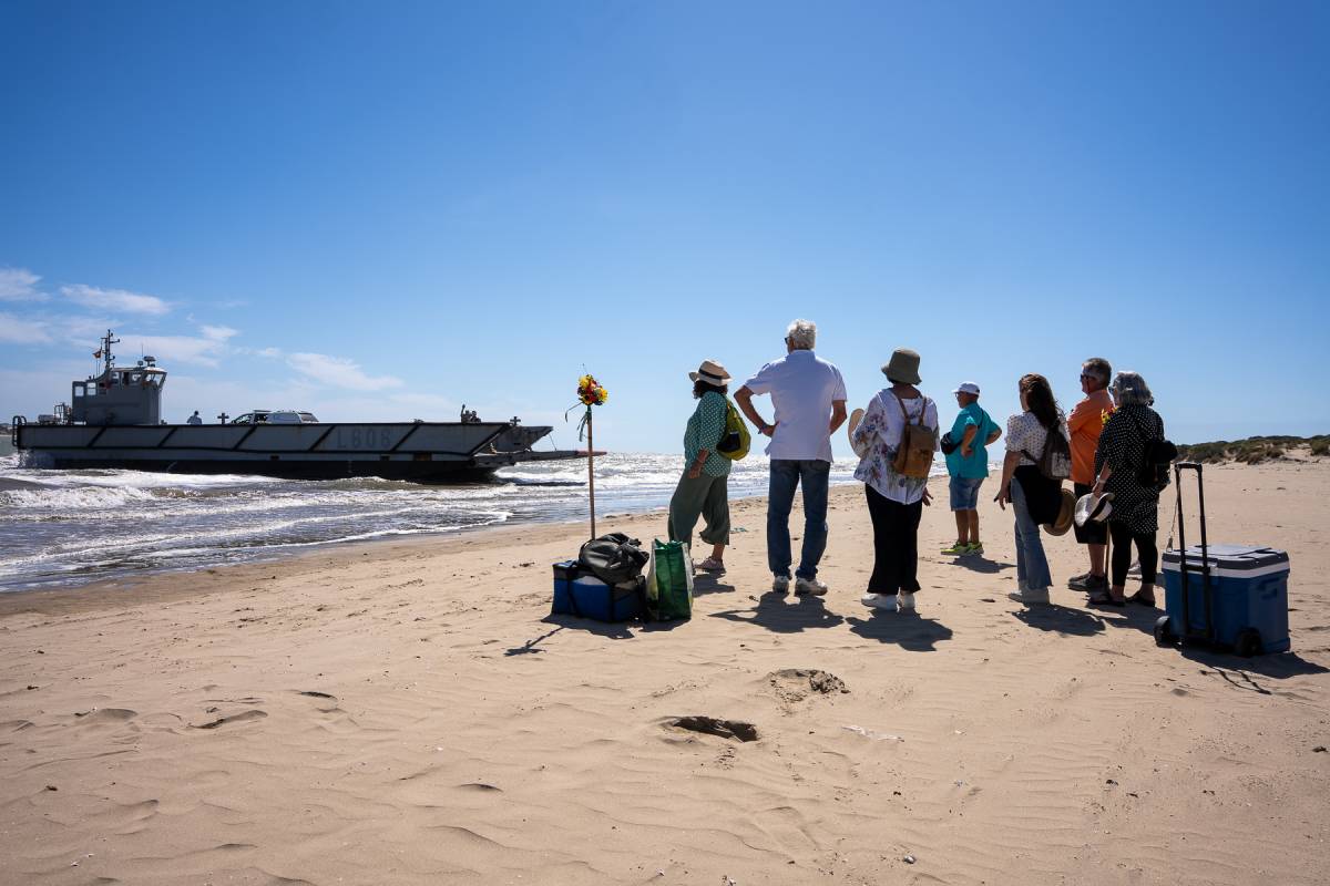 Cádiz cruza hacia Doñana: fe, salves y alegría en la llegada a Bajo de Guía - José Maria Reyna