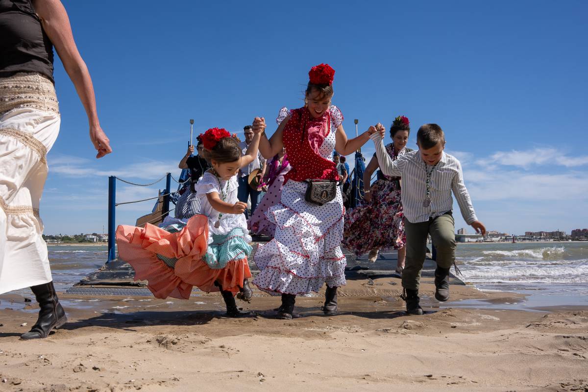 Cádiz cruza hacia Doñana: fe, salves y alegría en la llegada a Bajo de Guía - José Maria Reyna