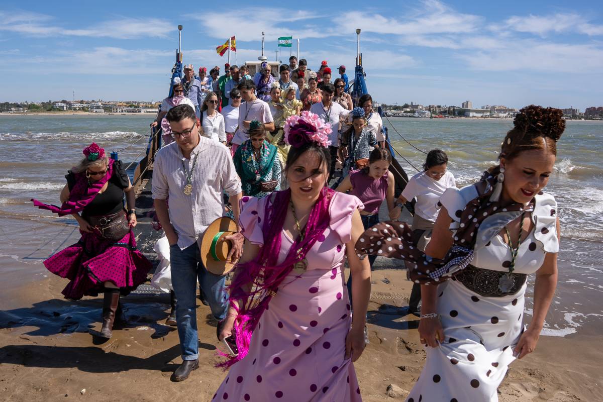 Devoción en el Camino del Rocío de Cádiz: así ha sido el cruce del Guadalquivir