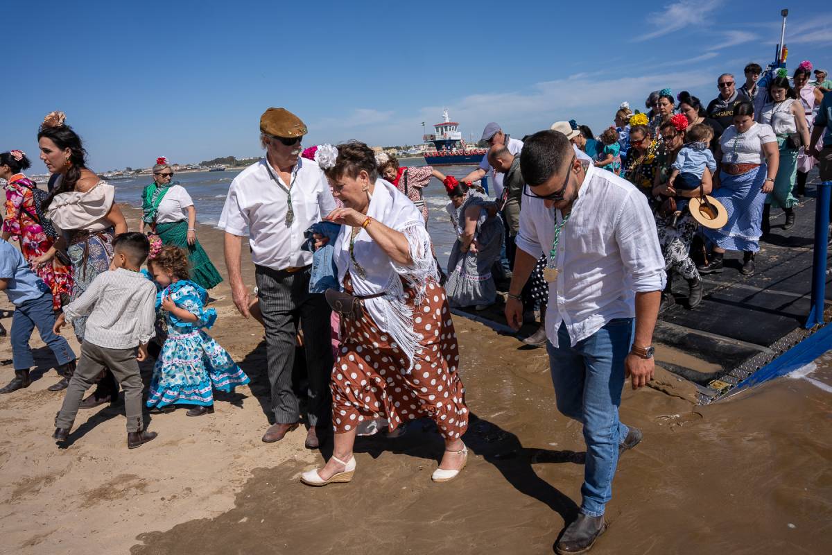 Cádiz cruza hacia Doñana: fe, salves y alegría en la llegada a Bajo de Guía - José Maria Reyna