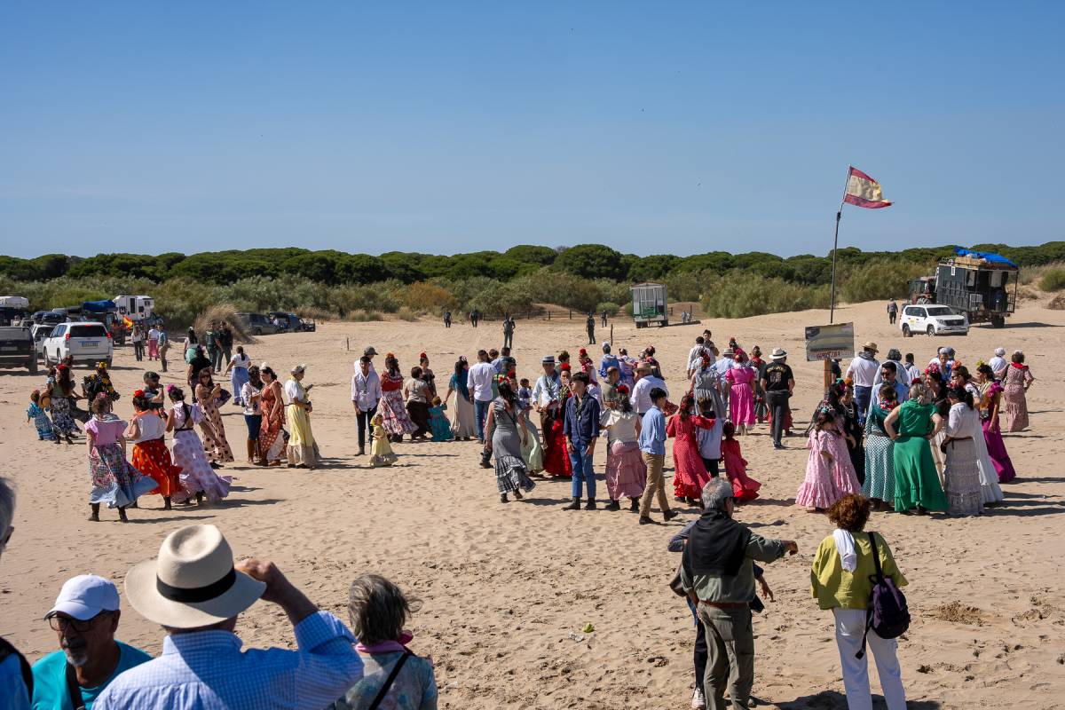 Cádiz cruza hacia Doñana: fe, salves y alegría en la llegada a Bajo de Guía - José Maria Reyna