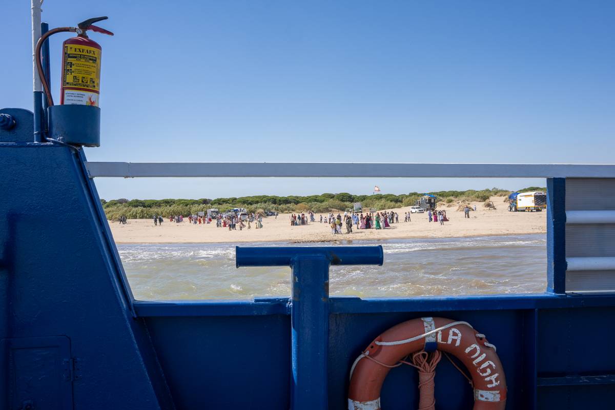 Cádiz cruza hacia Doñana: fe, salves y alegría en la llegada a Bajo de Guía - José Maria Reyna