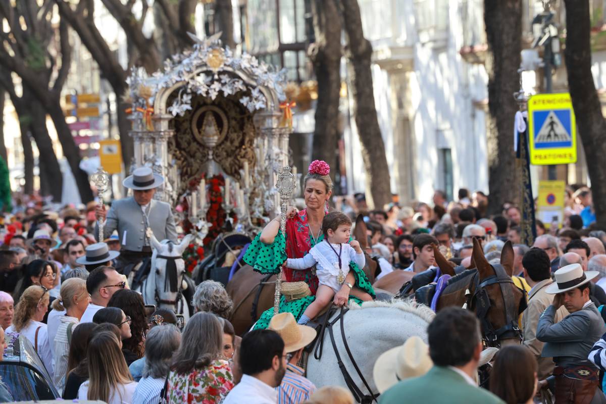 Jerez ya va hacia El Rocío tras una de las salidas más multitudinarias que se recuerdan
