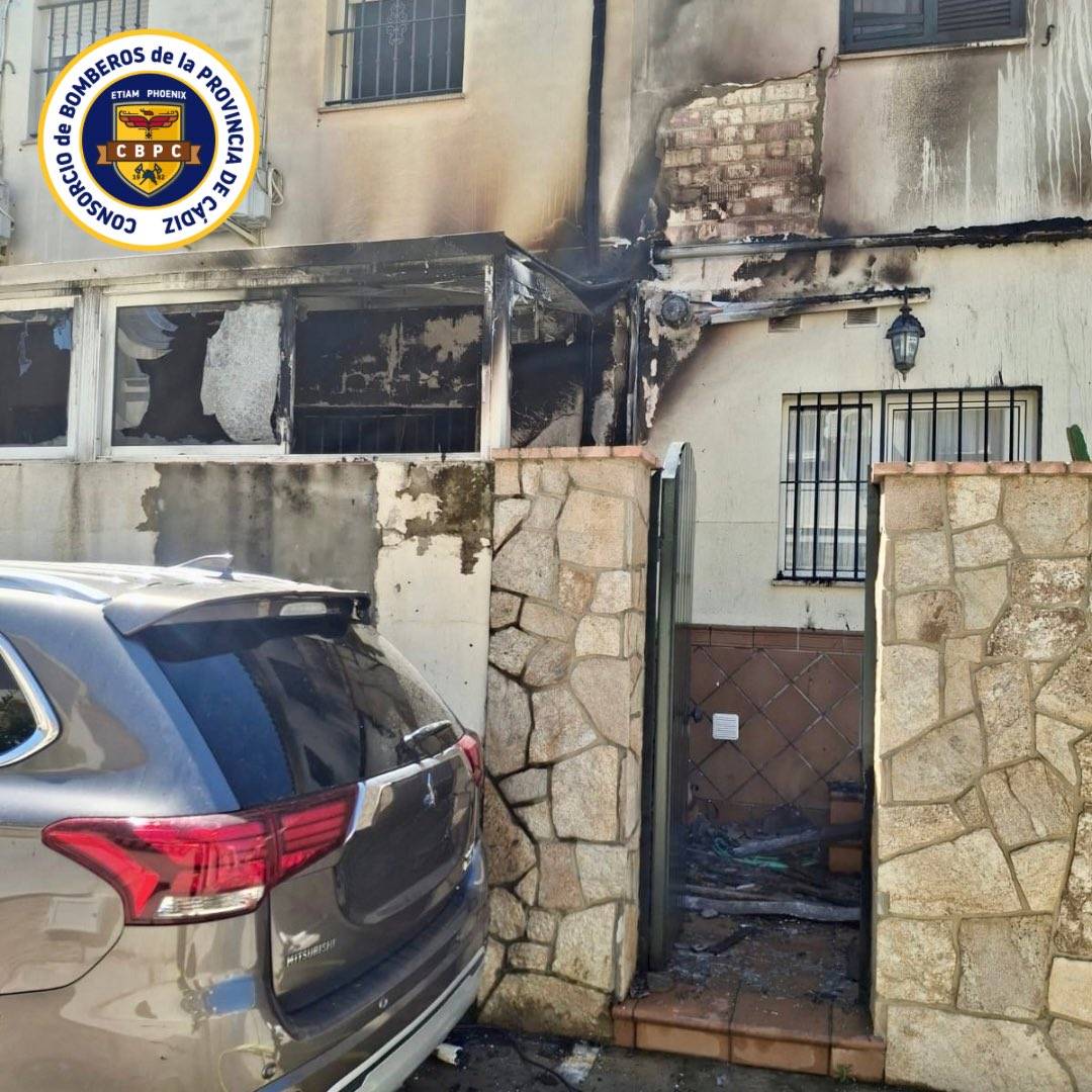 Susto tremendo en una vivienda de Jerez: sale ardiendo un coche eléctrico que se estaba cargando en el patio 