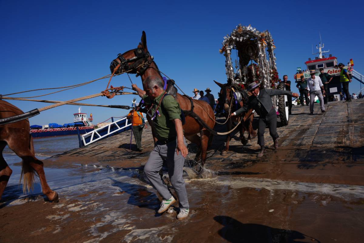 Los rocieros jerezanos ya pisan las arenas de Doñana tras un embarque tranquilo y puntual