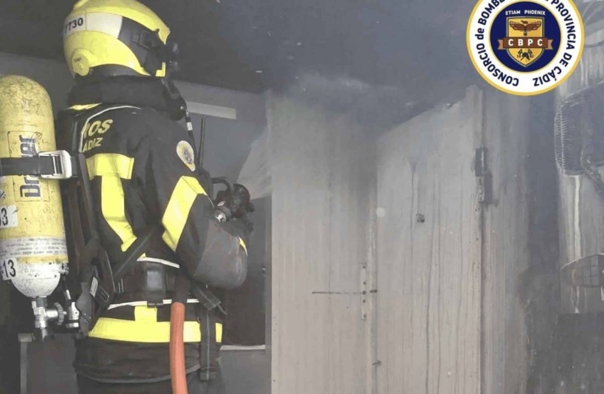Tres trabajadores atendidos tras un incendio en un restaurante de Chiclana