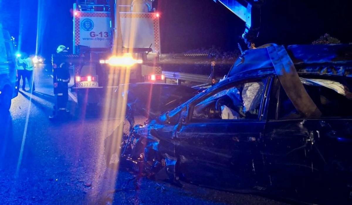 Una conductora queda atrapada en su coche tras un fuerte accidente en la autovía Jerez-Arcos