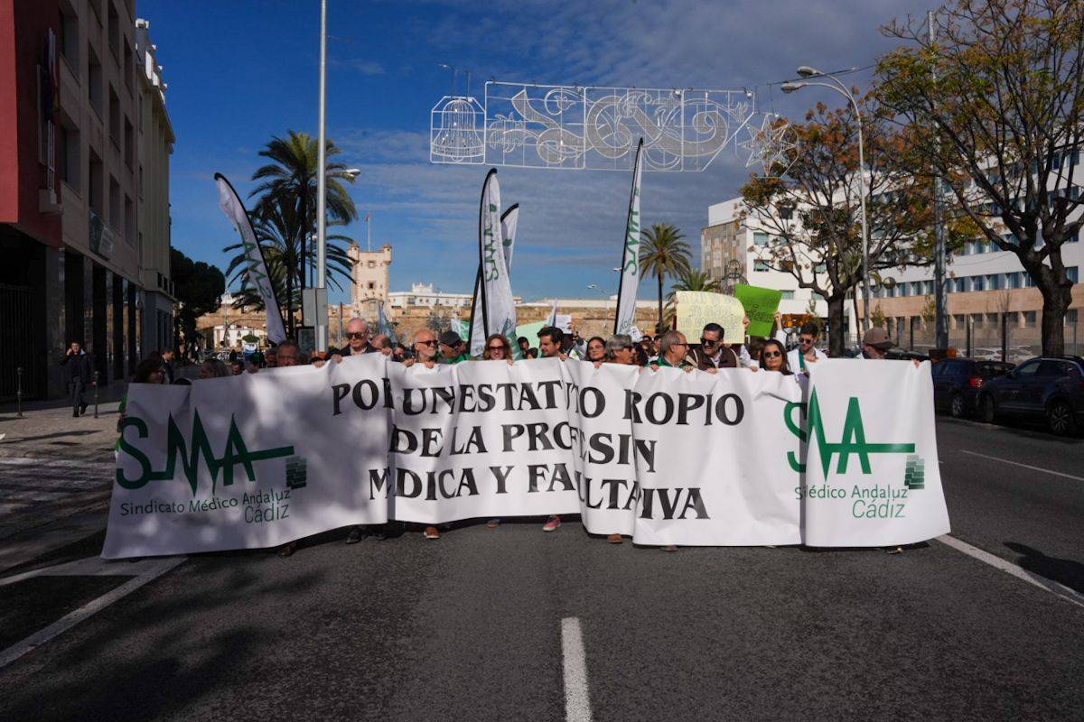 Los médicos andaluces estudian hacer una huelga indefinida