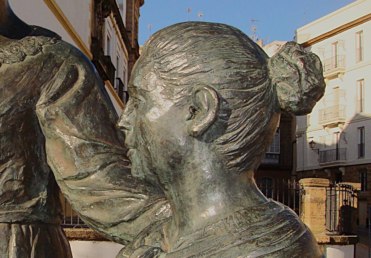 Monumento a las Cigarreras, detalle rostro mujer sentada. - Monumento a las Cigarreras, detalle rostro mujer sentada.