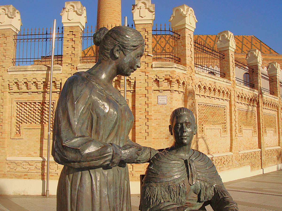 Monumento a las Cigarreras, detalle mujer de pie, relación con su compañera. - Monumento a las Cigarreras, detalle mujer de pie, relación con su compañera.