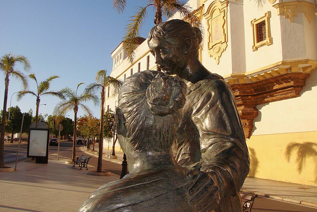Monumento a las Cigarreras, detalle rostro mujer de pie. - Monumento a las Cigarreras, detalle rostro mujer de pie.