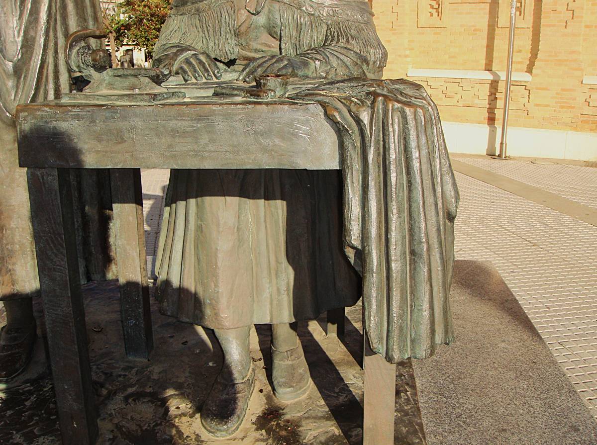 Monumento a las Cigarreras, detalle mesa de trabajo. - Monumento a las Cigarreras, detalle mesa de trabajo.